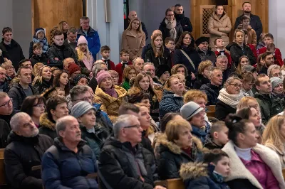 W niedzielę 22 stycznia 2023 r. podczas Mszy Świętej o godz. 12.00 posługę muzyczną podjął nasz Katedralny Chór Chłopięco-Męski „Pueri Cantores Resovienses” pod dyrekcją Edyty Kotuli oraz Angeliki Pacuty. Po Eucharystii miał miejsce koncert Chóru, w którego programie znalazł się bogaty repertuar kolęd, pastorałek i bożonarodzeniowych pieśni. 
Podczas koncertu wystąpili gościnnie: sopranistka – Katarzyna Bembenek wraz z akompaniatorem – Grzegorzem Mazurem oraz skrzypek Paweł Dubiel, któremu towarzyszył chórzysta i pianista – Maksymilian Rogóż.
fot. Joanna Prasoł
