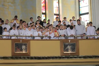 „Eucharystia powinna nas prowadzić do odkrycia kapłańskiej misji Ludu Bożego, kapłańskiej misji każdego z nas” – powiedział Biskup Rzeszowski podczas Mszy Wieczerzy Pańskiej, której przewodniczył w katedrze rzeszowskiej w Wielki Czwartek, 2 kwietnia 2026 r.
Podczas uroczystej liturgii Wielkiego Czwartku w katedrze rzeszowskiej, której przewodniczył bp Jan Wątroba, wierni zostali zaproszeni do refleksji nad tajemnicą Eucharystii, kapłaństwa oraz powołania całego Ludu Bożego do udziału w misji Chrystusa. Na zakończenie homilii biskup zachęcił do szczególnej modlitwy za kapłanów, zwłaszcza tych przeżywających trudności i kryzysy. „Panie Jezu, dobry pasterzu i towarzyszu wędrówki, dziś powierzamy Ci wszystkich kapłanów, ale zwłaszcza tych, którzy przechodzą chwilę kryzysu” – powiedział Biskup Rzeszowski. Wezwał także wspólnotę wiernych do troski o kapłanów poprzez modlitwę, życzliwość i wsparcie.
Wielkoczwartkowa liturgia w katedrze rzeszowskiej stała się nie tylko dziękczynieniem za dar Eucharystii i kapłaństwa, ale także wezwaniem do odnowienia świadomości odpowiedzialności każdego wiernego za życie Kościoła i świadectwo wiary w świecie. fot. ks. Jakub Oczkowicz
