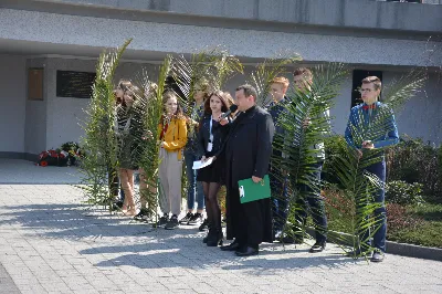 W Niedzielę Palmową młodzież diecezji rzeszowskiej modliła się z bp. Janem Wątrobą w Rzeszowie.  Rzeszowskie spotkanie rozpoczęło się o godz. 11.00 przy obelisku w centrum Parku Papieskiego. Tam odbył się konkurs na najdłuższą palmę, który prowadził ks. Krzysztof Golas, diecezjalny duszpasterz młodzieży. Najdłuższe palmy przekraczały 10 metrów wysokości.  Na placu przed katedrą odbyła się pierwsza część liturgii Niedzieli Palmowej, podczas której zebrani wysłuchali Ewangelię o wjeździe Jezusa do Jerozolimy, a bp Wątroba pobłogosławił palmy.  Już w katerze odbyła się Msza św., której przewodniczył biskup rzeszowski. Eucharystię koncelebrowało ponad dwudziestu księży, głównie duszpasterze młodzieży.  fot. Andrzej Kotowicz, Olga Cyburt