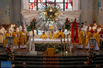 27 maja 2023 r. w Katedrze Rzeszowskiej sześciu diakonów naszej diecezji przyjęło sakrament kapłaństwa.
Do grona neoprezbiterów diecezji rzeszowskiej należą: ks. Mikołaj Czurczak z parafii pw. Znalezienia Krzyża Świętego w Niebylcu, ks. Sebastian Drzał z parafii pw. Miłosierdzia Bożego w Łukawcu, ks. Damian Knapik z parafii pw. Najświętszego Serca Pana Jezusa w Pagorzynie, ks. Michał Mycek z parafii pw. Narodzenia Najświętszej Maryi Panny w Sędziszowie Małopolskim, ks. Jakub Ochoński z parafii pw. Św. Michała Archanioła w Rzeszowie, ks. Rafał Szpunar z parafii pw. Św. Stanisława Kostki w Jasionce.
Mszy św. przewodniczył i święceń udzielił biskup Jan Wątroba. Eucharystię koncelebrowało około 70 księży, m.in: przełożeni Wyższego Seminarium Duchownego w Rzeszowie oraz proboszczowie i wikariusze z parafii rodzinnych neoprezbiterów. W Eucharystii uczestniczył arcybiskup Edward Nowak, biskup Kazimierz Górny i biskup Edward Białogłowski.
W niedzielę, 28 maja, w Uroczystość Zesłania Ducha Świętego, neoprezbiterzy będą sprawować w swoich rodzinnych parafiach uroczyste Msze św. prymicyjne, a w najbliższych tygodniach otrzymają skierowania do parafii. 
fot. Piotr Szorc