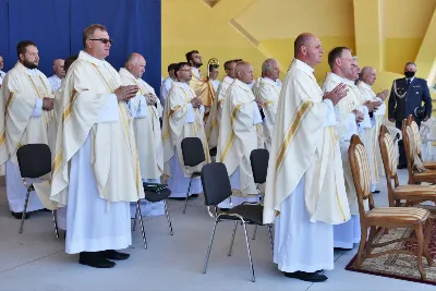 30 sierpnia 2020 r. do Parku Papieskiego w Rzeszowie na diecezjalne dożynki przyjechało 49 delegacji z dożynkowymi wieńcami.  Już o godz. 11.00 plac przed znajdującą się w Parku Papieskim sceną wypełniły delegacje z parafii diecezji rzeszowskiej. W sumie zarejestrowano 49 delegacje. Tegoroczną obsługę dożynek, w tym przygotowanie liturgii, zapewnili wierni i duszpasterze z dekanatu Sokołów Małopolski. O godz. 11.30 prof. Kazimierz Ożóg, mieszkaniec Górna, zaprezentował kilka myśli na temat chleba i godności pracy rolnika. Na scenie wystąpił zespół „Młody Duch i Przyjaciele” kierowany przez Dariusza Kosaka. Przed rozpoczęciem Mszy św. ks. Jerzy Uchman, diecezjalny duszpasterz rolników, przywitał przybyłych do Rzeszowa rolników, ogrodników, sadowników i pszczelarzy, wśród nich starostów dożynek Jerzego i Zofię Bednarzów z Kamienia, a także obecnych na Mszy św. parlamentarzystów, władze państwowe i samorządowe, służby mundurowe oraz poczty sztandarowe. Mszy św. przewodniczył bp Edward Białogłowski. W koncelebrze uczestniczył bp Kazimierz Górny oraz czternastu księży. W długiej procesji z darami do ołtarza podeszły delegacje wszystkich obecnych parafii przynosząc chleby i owoce. Dary te zostały przekazane Rzeszowskiemu Towarzystwu Pomocy im. św. Brata Alberta. Na zakończenie liturgii bp Białogłowski pobłogosławił przyniesione płody ziemi oraz ziarno na zasiew. Po błogosławieństwie poszczególne delegacje, przedstawiane przez ks. Jana Szczupaka, wikariusza biskupiego ds. społecznych, prezentowały swoje wieńce.  fot. ks. Tomasz Nowak