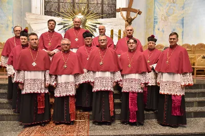 W Katedrze Rzeszowskiej podczas I Nieszporów Uroczystości św. Józefa Oblubieńca NMP odbył się obrzęd instalacji nowych kanoników Kapituły Katedralnej w Rzeszowie. Liturgii Nieszporów przewodniczył ks. Krzysztof Gołąbek, proboszcz Katedry i prepozyt Kapituły Katedralnej, który wygłosił również homilię. Uroczystości rozpoczęły się od odczytania przez ks. Gołąbka dekretu bp. Jana Wątroby o włączeniu nowych członków do grona Kapituły. Następnie nowi kanonicy złożyli wyznanie wiary oraz przysięgę wierności przy obejmowaniu urzędu wykonywanego w imieniu Kościoła.

Do grona kanoników katedralnych dołączyli: ks. dr Paweł Synoś – Wikariusz Biskupi do spraw duchowieństwa diecezjalnego, ks. Prałat dr Piotr Tarnawski – Sekretariat Stanu Stolicy Apostolskiej, ks. dr Marek Story – Dykasteria Nauki Wiary w Watykanie, ks. dr Stanisław Kamiński – Wikariusz Biskupi do spraw życia konsekrowanego, proboszcz Parafii św. Józefa w Głogowie Małopolskim, ks. kanonik Stanisław Jamiński – proboszcz Parafii NNMP w Rzeszowie – Staroniwa, ks. kanonik Tadeusz Pindara – proboszcz Parafii Matki Bożej Częstochowskiej w Rzeszowie, ks. dr Przemysław Drąg – proboszcz Parafii pw. Trójcy Przenajświętszej w Głogowie Małopolskim.

W diecezji rzeszowskiej istnieje kapituła katedralna i cztery kapituły kolegiackie: biecka, jasielska, kolbuszowska i strzyżowska. Historycznie kanonicy byli księżmi stanowiącymi grupę skupioną wokół biskupa miejsca, których zadaniem było pomaganie mu w zarządzaniu lokalnym Kościołem. Obowiązani byli określoną regułą, czyli kanonem praw, stąd właśnie pochodzi nazwa kanonik.

Poszczególne kapituły mają swoje charakterystyczne stroje, którymi wyróżniają się od pozostałych duchownych. Strojem kanoników kapitulnych jest sutanna z obszywkami i guzikami koloru fioletowego, pas fioletowy, następnie rokieta, mucet (fioletowa pelerynka) lub mantolet oraz łańcuch z dystynktorium. Fot. ks. Jakub Oczkowicz