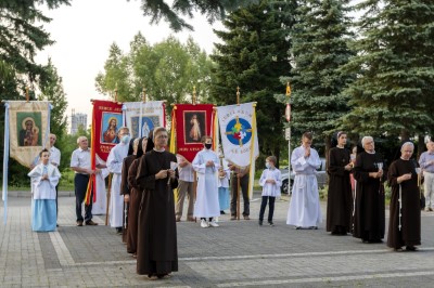 We wtorek 13 lipca przeżywaliśmy uroczyste Nabożeństwo Fatimskie. Naszym modlitwom przewodniczył ks. Patryk Chmielewski SDB. O godz. 18.40 zostały przedstawione prośby i podziękowania do Matki Bożej Fatimskiej, w intencji których sprawowana była także Msza Święta. Po Mszy Świętej wyruszyła procesja z figurą Matki Bożej. Nabożeństwo zakończył Apel Jasnogórski. fot. Joanna Prasoł