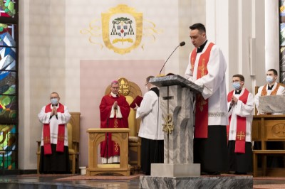 W Wielki Piątek, 2 kwietnia 2021 r., bp Jan Wątroba przewodniczył Liturgii Męki Pańskiej w naszej Katedrze. Znaczna część uczestników nabożeństwa, w związku z przepisami w stanie epidemii, stała na placu przed kościołem.  W ramach Liturgii Słowa wikariusze parafii katedralnej: ks. Marcin Pater i ks. Julian Wybraniec oraz kleryk Krzysztof Lampart zaśpiewali opis Męki Pańskiej wg św. Jana z towarzyszeniem chóru Wyższego Seminarium Duchownego w Rzeszowie pod dyrekcją ks. Andrzeja Widaka. Homilię wygłosił bp Jan Wątroba.  Po homilii odmówiono uroczystą modlitwę wiernych z dodatkowym wezwaniem za udręczonych w okresie epidemii, zatwierdzonym przez Stolicę Apostolską: „Módlmy się za wszystkich udręczonych trwającą epidemią, aby nasz Bóg i Pan przywrócił chorym zdrowie, dał siły tym, którzy się nimi opiekują, pocieszył płaczące rodziny, a zmarłym dał pełnię odkupienia”.  Centralnym wydarzeniem liturgii była adoracja krzyża, który aż do Wigilii Paschalnej jest najważniejszym punktem w kościele. Następnie przyniesiono z ciemnicy Najświętszy Sakrament i odbył się obrzęd Komunii św.  Ostatnią częścią liturgii była procesja do Grobu Pańskiego, który, podobnie jak ciemnica, znajduje się w dolnym kościele katedry. Na specjalnym podwyższeniu z drewnianych skrzynek umieszczono Najświętszy Sakrament w monstrancji okrytej białym przejrzystym welonem – symbolem całunu, w który owinięto ciało zmarłego Chrystusa.  fot. Joanna Prasoł