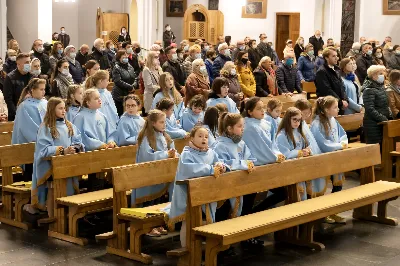 W sobotę 16 października w Katedrze Rzeszowskiej, w rocznicę wyboru św. Jana Pawła II na papieża, uroczystą Mszą Świętą zakończyły się obchody Dnia Patrona Szkoły Podstawowej nr 23 w Rzeszowie. Eucharystię celebrował oraz homilię wygłosił proboszcz Katedry ks. Krzysztof Gołąbek. W kazaniu przywołał swoje osobiste wspomnienia spotkań ze św. Janem Pawłem II. Na Mszy Świętej obecna była Dyrekcja, nauczyciele oraz uczniowie naszej Szkoły. Dyrekcji, nauczycielom, pracownikom oraz wszystkim uczniom Szkoły Podstawowej nr 23 w Rzeszowie życzymy, by św. Jan Paweł II dodawał sił, by codziennie wypływać na głębię prawdy, dobra i piękna. fot. Joanna Prasoł 