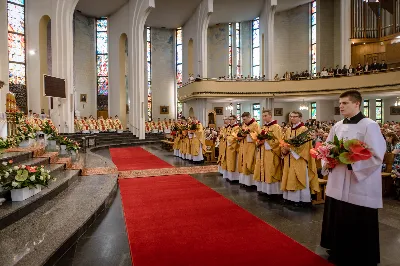 „Na swoje życie i swoje kapłaństwo trzeba popatrzeć w świetle Bożej miłości. Inaczej go nie pojmiemy ani my, ani ci, którzy będą na nas patrzeć” – mówił bp Jan Wątroba podczas Mszy św. z udzieleniem święceń prezbiteratu. 4 czerwca 2022 r. w kościele katedralnym jedenastu diakonów diecezji rzeszowskiej przyjęło sakrament kapłaństwa.
Do grona neoprezbiterów diecezji rzeszowskiej należą: ks. Sebastian Bełz z parafii w Nienadówce, ks. Krzysztof Lampart z parafii w Rudnej Wielkiej, ks. Mateusz Łachmanek z parafii w Lipinkach, ks. Karol Migut z parafii w Jasionce, ks. Marcin Murawski z parafii katedralnej w Rzeszowie, ks. Adrian Pazdan z parafii w Zagorzycach, ks. Tomasz Sienicki z parafii w Bieździedzy, ks. Dominik Świeboda z parafii w Palikówce, ks. Piotr Wąsacz z parafii bł. Władysława Findysza w Rzeszowie, ks. Mateusz Wojtuń z parafii w Święcanach oraz ks. Wiktor Zoła z parafii w Cieklinie.
Mszy św. przewodniczył i święceń udzielił bp Jan Wątroba. Eucharystię koncelebrowało około osiemdziesięciu księży, m.in: przełożeni Wyższego Seminarium Duchownego w Rzeszowie oraz proboszczowie i wikariusze z parafii rodzinnych neoprezbiterów. W Mszy św. uczestniczył abp Edward Nowak, bp Kazimierz Górny i bp Edward Białogłowski.
Zebranych w kościele katedralnym powitał ks. Krzysztof Gołąbek, proboszcz parafii.
W homilii bp Jan Wątroba nawiązał do słów z Ewangelii według św. Jana w których Chrystus tłumaczy co to znaczy być dobrym pasterzem. „Być kapłanem w Kościele Chrystusowym to znaczy mieć udział w Jego pasterskiej misji i stale upodabniać się do Dobrego Pasterza, który zna owce, karmi je, broni i jest gotów oddać życie dla ich dobra” – mówił hierarcha.
Po homilii odbył się obrzędy święceń: przyrzeczenie czci i posłuszeństwa Biskupowi Ordynariuszowi, Litania do Wszystkich Świętych podczas której kandydaci leżeli krzyżem, nałożenie rąk, modlitwa święceń oraz namaszczenie rąk krzyżmem i wręczenie chleba i wina. Podczas Liturgii Eucharystycznej nowo wyświęceni po raz pierwszy wyciągnęli dłonie nad chlebem i winem wypowiadając słowa konsekracji.
Na zakończenie Mszy św. ks. Tomasz Sienicki, podziękował w imieniu nowo wyświęconych wszystkim, którzy przyczynili się do przygotowania ich do kapłaństwa. Słowa wdzięczności, m.in. przełożonym Wyższego Seminarium Duchownego w Rzeszowie i rodzicom neoprezbiterów, wypowiedział bp Jan Wątroba. 
W drodze do zakrystii neoprezbiterzy zatrzymali się przy figurze Matki Bożej Fatimskiej zawierzając swoje kapłaństwo Matce Bożej.
W niedzielę, 5 czerwca, w Uroczystość Zesłania Ducha Świętego, neoprezbiterzy będą sprawować w swoich rodzinnych parafiach uroczyste Msze św. prymicyjne, a w najbliższych tygodniach otrzymają skierowania do parafii.

Fot. ks. Jakub Nagi oraz biala-wrona.pl
