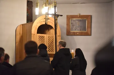 W Katedrze Rzeszowskiej odbyło się nabożeństwo Drogi Krzyżowej, której przewodniczył ks. Paweł Synoś, wikariusz biskupi ds. duchowieństwa. "Dziś sprowadź Mi dusze kapłańskie i zakonne, i zanurz je w niezgłębionym miłosierdziu Moim. One dały Mi moc przetrwania gorzkiej męki; przez nie, jak przez kanały, spływa na ludzkość miłosierdzie Moje." (Dzienniczek 1212) W modlitwie wraz z bp Janem Wątrobą uczestniczyły osoby życia konsekrowanego oraz prezbiterzy posługujący w Diecezji Rzeszowskiej. Nabożeństwo było ofiarowane w intencji wynagrodzenia za grzechy duchowieństwa i osób konsekrowanych, za dusze kapłanów i osób konsekrowanych cierpiące w czyśćcu oraz za tych, którzy odeszli od kapłaństwa i życia zakonnego. Fot. ks. Jakub Oczkowicz