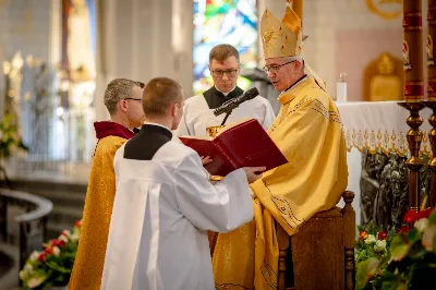 „Na swoje życie i swoje kapłaństwo trzeba popatrzeć w świetle Bożej miłości. Inaczej go nie pojmiemy ani my, ani ci, którzy będą na nas patrzeć” – mówił bp Jan Wątroba podczas Mszy św. z udzieleniem święceń prezbiteratu. 4 czerwca 2022 r. w kościele katedralnym jedenastu diakonów diecezji rzeszowskiej przyjęło sakrament kapłaństwa.
Do grona neoprezbiterów diecezji rzeszowskiej należą: ks. Sebastian Bełz z parafii w Nienadówce, ks. Krzysztof Lampart z parafii w Rudnej Wielkiej, ks. Mateusz Łachmanek z parafii w Lipinkach, ks. Karol Migut z parafii w Jasionce, ks. Marcin Murawski z parafii katedralnej w Rzeszowie, ks. Adrian Pazdan z parafii w Zagorzycach, ks. Tomasz Sienicki z parafii w Bieździedzy, ks. Dominik Świeboda z parafii w Palikówce, ks. Piotr Wąsacz z parafii bł. Władysława Findysza w Rzeszowie, ks. Mateusz Wojtuń z parafii w Święcanach oraz ks. Wiktor Zoła z parafii w Cieklinie.
Mszy św. przewodniczył i święceń udzielił bp Jan Wątroba. Eucharystię koncelebrowało około osiemdziesięciu księży, m.in: przełożeni Wyższego Seminarium Duchownego w Rzeszowie oraz proboszczowie i wikariusze z parafii rodzinnych neoprezbiterów. W Mszy św. uczestniczył abp Edward Nowak, bp Kazimierz Górny i bp Edward Białogłowski.
Zebranych w kościele katedralnym powitał ks. Krzysztof Gołąbek, proboszcz parafii.
W homilii bp Jan Wątroba nawiązał do słów z Ewangelii według św. Jana w których Chrystus tłumaczy co to znaczy być dobrym pasterzem. „Być kapłanem w Kościele Chrystusowym to znaczy mieć udział w Jego pasterskiej misji i stale upodabniać się do Dobrego Pasterza, który zna owce, karmi je, broni i jest gotów oddać życie dla ich dobra” – mówił hierarcha.
Po homilii odbył się obrzędy święceń: przyrzeczenie czci i posłuszeństwa Biskupowi Ordynariuszowi, Litania do Wszystkich Świętych podczas której kandydaci leżeli krzyżem, nałożenie rąk, modlitwa święceń oraz namaszczenie rąk krzyżmem i wręczenie chleba i wina. Podczas Liturgii Eucharystycznej nowo wyświęceni po raz pierwszy wyciągnęli dłonie nad chlebem i winem wypowiadając słowa konsekracji.
Na zakończenie Mszy św. ks. Tomasz Sienicki, podziękował w imieniu nowo wyświęconych wszystkim, którzy przyczynili się do przygotowania ich do kapłaństwa. Słowa wdzięczności, m.in. przełożonym Wyższego Seminarium Duchownego w Rzeszowie i rodzicom neoprezbiterów, wypowiedział bp Jan Wątroba. 
W drodze do zakrystii neoprezbiterzy zatrzymali się przy figurze Matki Bożej Fatimskiej zawierzając swoje kapłaństwo Matce Bożej.
W niedzielę, 5 czerwca, w Uroczystość Zesłania Ducha Świętego, neoprezbiterzy będą sprawować w swoich rodzinnych parafiach uroczyste Msze św. prymicyjne, a w najbliższych tygodniach otrzymają skierowania do parafii.

Fot. ks. Jakub Nagi oraz biala-wrona.pl
