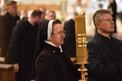 W Katedrze Rzeszowskiej odbyło się nabożeństwo Drogi Krzyżowej, której przewodniczył ks. Paweł Synoś, wikariusz biskupi ds. duchowieństwa. "Dziś sprowadź Mi dusze kapłańskie i zakonne, i zanurz je w niezgłębionym miłosierdziu Moim. One dały Mi moc przetrwania gorzkiej męki; przez nie, jak przez kanały, spływa na ludzkość miłosierdzie Moje." (Dzienniczek 1212) W modlitwie wraz z bp Janem Wątrobą uczestniczyły osoby życia konsekrowanego oraz prezbiterzy posługujący w Diecezji Rzeszowskiej. Nabożeństwo było ofiarowane w intencji wynagrodzenia za grzechy duchowieństwa i osób konsekrowanych, za dusze kapłanów i osób konsekrowanych cierpiące w czyśćcu oraz za tych, którzy odeszli od kapłaństwa i życia zakonnego. Fot. ks. Jakub Oczkowicz