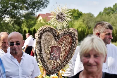 „Wierność ideałom jest gwarantem tego, że nie pogubimy się życiowo, nie skompromitujemy się i w naszym polskim domu będziemy gospodarzami, a nie najemnikami” – mówił podczas Dożynek Diecezjalnych bp Edward Białogłowski. 28 sierpnia 2022 r. do Parku Papieskiego w Rzeszowie przyjechało ponad 60 delegacji z wieńcami.

Do Parku Papieskiego w Rzeszowie przyjechało ponad 60 delegacji z parafii diecezji rzeszowskiej z wieńcami żniwnymi. Tegoroczną obsługę dożynek, w tym przygotowanie liturgii, zapewnili wierni i duszpasterze z Diecezjalnego Sanktuarium św. Józefa w Rzeszowie i dekanatu Rzeszów Północ. Przed Mszą św. odbył się program słowno-muzyczny w wykonaniu Diakonii Muzycznej z parafii św. Józefa w Rzeszowie.

Przed rozpoczęciem Mszy św. ks. Jerzy Uchman, diecezjalny duszpasterz rolników, przywitał przybyłych do Rzeszowa rolników, ogrodników, sadowników i pszczelarzy, wśród nich starostów dożynek: Aleksandrę i Bartłomieja Kędziorów z parafii pw. św. Józefa w Rzeszowie, a także obecnych na Mszy św. parlamentarzystów, władze państwowe i samorządowe, służby mundurowe oraz poczty sztandarowe.

Eucharystii przewodniczył bp Kazimierz Górny. W koncelebrze uczestniczył bp Edward Białogłowski, ks. infułat Wiesław Szurek oraz blisko dwudziestu księży.

Homilię wygłosił bp Edward Białogłowski.

„Dziękujemy Bogu za rolników, którzy mimo różnych trudności i przeciwności, które dotykają polską wieś, trwają przy rodzinnych gospodarstwach. Pochylają się nad rolą, która wydaje chleb i różne rośliny, warzywa, owoce i kwiaty. Dziękujemy wam, gospodynie i gospodarze, starsi i młodzi, za troskę i bezpieczeństwo żywnościowe naszego kraju oraz za zapasy żywnościowe, które są sprzedawane do innych krajów, a także wspomagają naszych sąsiadów borykających się, czy uciekających ze swojego kraju przed wojną do naszej ojczyzny, aby znaleźć tutaj bezpieczny kąt” – mówił bp Edward Białogłowski.

Biskup Białogłowski kierując do zebranych słowa zachęty pytał:

„Czy wasze domu rozbrzmiewają codzienną modlitwą dziękczynną i błagalną? Czy niedziela dla waszych domowników jest dniem świętym, z udziałem we Mszy św., z rodzinnym posiłkiem, z rozmową o waszej rodzinie, o jej troskach i radościach, o gospodarstwie, jego przyszłości i o przyszłości naszej ojczyzny? Zapalajcie ducha młodego pokolenia do życia ideałami: Bóg, honor, ojczyzna (…) Wierność ideałom jest gwarantem tego, że nie pogubimy się życiowo, nie skompromitujemy się i w naszym polskim domu będziemy gospodarzami, a nie najemnikami” – mówił bp Białogłowski.

Po błogosławieństwie poszczególne delegacje zaprezentowały swoje wieńce.

ks. Jakub Nagi
fot. ks. Tomasz Nowak