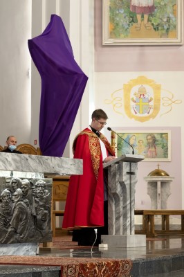 W Wielki Piątek, 2 kwietnia 2021 r., bp Jan Wątroba przewodniczył Liturgii Męki Pańskiej w naszej Katedrze. Znaczna część uczestników nabożeństwa, w związku z przepisami w stanie epidemii, stała na placu przed kościołem.  W ramach Liturgii Słowa wikariusze parafii katedralnej: ks. Marcin Pater i ks. Julian Wybraniec oraz kleryk Krzysztof Lampart zaśpiewali opis Męki Pańskiej wg św. Jana z towarzyszeniem chóru Wyższego Seminarium Duchownego w Rzeszowie pod dyrekcją ks. Andrzeja Widaka. Homilię wygłosił bp Jan Wątroba.  Po homilii odmówiono uroczystą modlitwę wiernych z dodatkowym wezwaniem za udręczonych w okresie epidemii, zatwierdzonym przez Stolicę Apostolską: „Módlmy się za wszystkich udręczonych trwającą epidemią, aby nasz Bóg i Pan przywrócił chorym zdrowie, dał siły tym, którzy się nimi opiekują, pocieszył płaczące rodziny, a zmarłym dał pełnię odkupienia”.  Centralnym wydarzeniem liturgii była adoracja krzyża, który aż do Wigilii Paschalnej jest najważniejszym punktem w kościele. Następnie przyniesiono z ciemnicy Najświętszy Sakrament i odbył się obrzęd Komunii św.  Ostatnią częścią liturgii była procesja do Grobu Pańskiego, który, podobnie jak ciemnica, znajduje się w dolnym kościele katedry. Na specjalnym podwyższeniu z drewnianych skrzynek umieszczono Najświętszy Sakrament w monstrancji okrytej białym przejrzystym welonem – symbolem całunu, w który owinięto ciało zmarłego Chrystusa.  fot. Joanna Prasoł