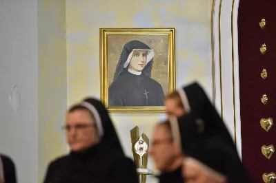 W Katedrze Rzeszowskiej odbyło się nabożeństwo Drogi Krzyżowej, której przewodniczył ks. Paweł Synoś, wikariusz biskupi ds. duchowieństwa. "Dziś sprowadź Mi dusze kapłańskie i zakonne, i zanurz je w niezgłębionym miłosierdziu Moim. One dały Mi moc przetrwania gorzkiej męki; przez nie, jak przez kanały, spływa na ludzkość miłosierdzie Moje." (Dzienniczek 1212) W modlitwie wraz z bp Janem Wątrobą uczestniczyły osoby życia konsekrowanego oraz prezbiterzy posługujący w Diecezji Rzeszowskiej. Nabożeństwo było ofiarowane w intencji wynagrodzenia za grzechy duchowieństwa i osób konsekrowanych, za dusze kapłanów i osób konsekrowanych cierpiące w czyśćcu oraz za tych, którzy odeszli od kapłaństwa i życia zakonnego. Fot. ks. Jakub Oczkowicz
