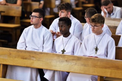 Mszą Świętą w naszej Katedrze rozpoczęły się XVI Mistrzostwa Polski Liturgicznej Służby Ołtarza w piłce nożnej o puchar „KnC”. W rozgrywkach 28 i 29 lipca 2021 r. weźmie udział 72 drużyny z 20 diecezji i 2 prowincji zakonnych. Zawody odbywają się ku pamięci śp. ks. Tomasza Blicharza.  Eucharystii przewodniczył bp Jan Wątroba. Mszę św. koncelebrowało ponad 40 księży – głównie opiekunowie drużyn sportowych z różnych diecezji. W Eucharystii uczestniczyła Stanisława Blicharz i Marcin Blicharz, mama i brat ks. Tomasz Blicharza, któremu dedykowany jest tegoroczny turniej (ks. Blicharz był przez wiele lat duszpasterzem Liturgicznej Służby Ołtarza Diecezji Rzeszowskiej, a także inicjatorem i głównym organizatorem poprzednich edycji mistrzostw LSO, które odbyły się w Rzeszowie w 2016 i 2018 r. Zmarł 17 października 2020 r. w wieku 39 lat). Po Mszy św. sportowcy z Liturgicznej Służby Ołtarza rozjechali się do czterech hal sportowych i na 8 Orlików na terenie Rzeszowa, Łąki, Trzebowniska i Tyczyna.  W zawodach uczestniczy 72 drużyny z 20 diecezji i 2 prowincji zakonnych w Polsce – jest to blisko 800 sportowców. Rywalizacja odbywa się w trzech kategoriach wiekowych: ministrant (roczniki urodzenia 2009-2013), lektor młodszy (2005-2008) i lektor starszy (2000-2004).  Diecezje rzeszowską reprezentują parafie: Gorlice (pw. Narodzenia NMP) i Rzeszów (pw. Bożego Ciała) w kategorii ministrant; Górno, Łowisko i Błażkowa w kategorii lektor młodszy oraz Zaczernie, Cmolas, Hermanowa, Rzeszów (pw. św. Mikołaja) i Tarnowiec w kategorii lektor starszy.  W poniedziałek, 28 czerwca zostaną rozegrane eliminacje. Drugi dzień zawodów również rozpocznie się Mszą św. w rzeszowskiej katedrze – Eucharystii będzie przewodniczył bp Edward Białogłowski. Ceremonię wręczenia nagród i zakończenia przewidziano na godz. 15.00 w Hali Sportowej Młodzieżowego Ośrodka Socjoterapii przy ul. Miłocińskiej w Rzeszowie.  Głównym organizatorem turnieju jest miesięcznik „KnC” – „Króluj nam Chryste”. Gospodarzami są: Diecezja Rzeszowska i Liturgiczna Służba Ołtarza Diecezji Rzeszowskiej.  Tekst i zdjęcia: ks. Tomasz Nowak 