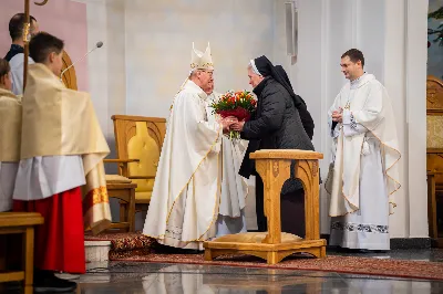 „Nasza wdzięczność jest szczególna wobec osób konsekrowanych za ich czytelne świadectwo wiary i za to, że żyjąc wiarą na co dzień ukazują chrystusowy styl życia” – mówił biskup Jan Wątroba podczas Mszy św. w katedrze rzeszowskiej w święto Ofiarowania Pańskiego. W Eucharystii, z okazji swojego święta patronalnego, uczestniczyły osoby konsekrowane posługujące w diecezji rzeszowskiej.
Mszy św. w katedrze rzeszowskiej przewodniczył bp Jan Wątroba, który modlił się w intencji osób konsekrowanych, przeżywających w święto Ofiarowania Pańskiego (02.02.) swoje święto patronalne. Eucharystię koncelebrował ks. Stanisław Kamiński, wikariusz biskupi ds. zakonnych, a także 9 kapłanów.
Na początku Mszy św. ks. Stanisław Kamiński powitał zebranych i wprowadził w przeżywaną liturgię. Następnie odbył się obrzęd błogosławieństwa świec i procesja z dolnego kościoła do głównej części katedry rzeszowskiej
Homilię wygłosił bp Jan Wątroba, który w pierwszej części, odnosząc się do przeżywanego święta, nawiązał do postawy Matki Najświętszej i św. Józefa. „Maryja uczy nas, że wierność Bogu oznacza wypełnianie prawa Bożego. Ona wypełniła wszystko bez wyjątku. Choć sama nie potrzebowała oczyszczenia, pozostała jednak posłuszna prawu. Skromna, prosta, uboga kobieta, poddana Bogu. W postawie Maryi i Józefa można dostrzec piękną lekcję dla rodziców i wychowawców. Rodzice powinni przedstawiać, czyli zawierzać swoje dzieci Panu Bogu. To jest gest wdzięczności wobec Stwórcy, a także znak wielkiej pokory wobec niełatwej misji rodzicielskiej i wychowawczej. Pełny rozwój człowieka dokonuje się dzięki Bożej łasce, a rodzice powinni się czuć narzędziem Bożej łaski, dlatego powinni często błogosławić swoje dzieci, modlić się za nie i z nimi oraz wciąż na nowo zawierzać je Panu Bogu” – mówił bp Wątroba.
Biskup Rzeszowski odnosząc się do obchodzonego Dnia życia konsekrowanego powiedział: „Trzy elementy wspólnoty: słowo, wierność i otwarcie na Ducha Świętego stanowią istotę życia każdej osoby konsekrowanej. Rozważać słowo Boże, trwać wiernie na modlitwie i być otwartym na to, co Duch Święty chce nam powiedzieć, to wypełnić powołanie do życia konsekrowanego, a jednocześnie wyznać wiarę w Kościół Chrystusowy. Nasza wdzięczność jest szczególna wobec osób konsekrowanych za ich czytelne świadectwo wiary i za to, że żyjąc wiarą na co dzień ukazują chrystusowy styl życia. Towarzyszą nam przez swoją pełną zatroskania miłosierną obecność, ale także przez milczącą obecność przepełnioną modlitwą w intencjach Kościoła, świata, a także poszczególnych osób i wspólnot”.
Po homilii osoby konsekrowane zgromadzone w katedrze odnowiły swoje przyrzeczenia.
Na zakończenie liturgii s. Agata Jakieła CSFN, referentka diecezjalna ds. życia konsekrowanego, podziękowała bp. Janowi Wątrobie za przewodniczenie liturgii i modlitwę w intencji osób życia konsekrowanego.
W Eucharystii w rzeszowskiej katedrze uczestniczyło prawie 100 osób życia konsekrowanego, a pośród nich ojcowie i bracia zakonni, siostry zakonne, wdowy i dziewice konsekrowane oraz członkowie instytutów świeckich. Śpiewy podczas liturgii wykonała Katedralna Schola Liturgiczna pod dyrekcją ks. Juliana Wybrańca, a przy organach zasiadł katedralny organista – Wiesław Siewierski. 

fot. Jola Warchoł