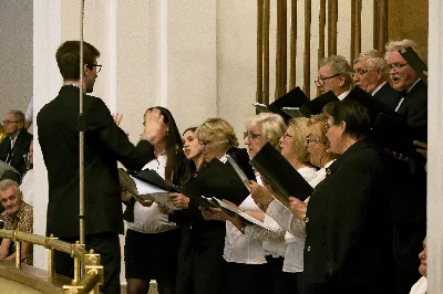 W piątek 13 września przeżywaliśmy uroczyste Nabożeństwo Fatimskie. Mszy Świętej przewodniczył ks. Jacek Pasela. Kazanie wygłosił ks. Michał Domasik. O godz. 18.40 zostały przedstawione prośby i podziękowania do Matki Bożej Fatimskiej, w intencji których sprawowana była także Msza Święta. Śpiewał chór z parafii pw. Św. Jadwigi Królowej pod dyrekcją Marcina Kaławaja. Po Mszy Świętej wyruszyła procesja z figurą Matki Bożej i relikwiami świętych Dzieci Fatimskich. Nabożeństwo zakończył Apel Jasnogórski. Dziękujemy parafii pw. Św. Jadwigi Królowej za przygotowanie liturgii oraz parafii pw. Michała Archanioła za prowadzenie modlitwy różańcowej. fot. Joanna Prasoł 