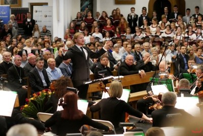 Blisko 1200 chórzystów i orkiestra symfoniczna Filharmonii Podkarpackiej to koncert galowy 9. Krajowego Kongresu Polskiej Federacji Pueri Cantores. 9 września o godz. 19.30 w Katedrze Rzeszowskiej podczas dwugodzinnego koncertu wystąpiły 33 chóry z Polski, Litwy, Łotwy, Ukrainy i Węgier oraz Orkiestra Symfoniczna Filharmonii Podkarpackiej. Muzykami dyrygowali: Wiesław Delimat i Marcin Florczak. Podczas koncertu uczestnicy wysłuchali utworów m.in. Haendla, Haydna oraz hymny kongresów Polskiej Federacji Pueri Cantores. Szczególnie oklaskiwane było premierowe wykonanie hymnu kongresu w Rzeszowie – utwór pt. „Da pacem, Domine” Dominika Lasoty – kompozytora z Rzeszowa. W koncercie uczestniczyli m.in.: bp Jan Wątroba, bp Kazimierz Górny i bp Edward Białogłowski. fot. ks. Tomasz Nowak