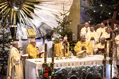 W liturgiczne święto św. Jana Apostoła i Ewangelisty, w katedrze rzeszowskiej duchowni i świeccy modlili się w intencji bp. Jana Wątroby. Eucharystię, której przewodniczył Solenizant, koncelebrowali: bp Kazimierz Górny, bp Edward Białogłowski oraz 56 księży.  fot. Dariusz Kamiński (https://fotografiarzeszow.com.pl)