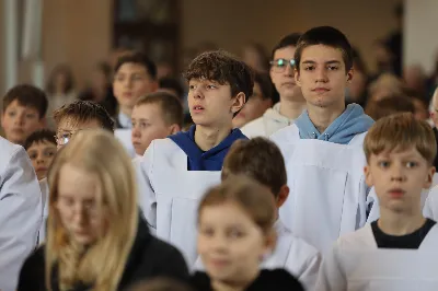 „Eucharystia powinna nas prowadzić do odkrycia kapłańskiej misji Ludu Bożego, kapłańskiej misji każdego z nas” – powiedział Biskup Rzeszowski podczas Mszy Wieczerzy Pańskiej, której przewodniczył w katedrze rzeszowskiej w Wielki Czwartek, 2 kwietnia 2026 r.
Podczas uroczystej liturgii Wielkiego Czwartku w katedrze rzeszowskiej, której przewodniczył bp Jan Wątroba, wierni zostali zaproszeni do refleksji nad tajemnicą Eucharystii, kapłaństwa oraz powołania całego Ludu Bożego do udziału w misji Chrystusa. Na zakończenie homilii biskup zachęcił do szczególnej modlitwy za kapłanów, zwłaszcza tych przeżywających trudności i kryzysy. „Panie Jezu, dobry pasterzu i towarzyszu wędrówki, dziś powierzamy Ci wszystkich kapłanów, ale zwłaszcza tych, którzy przechodzą chwilę kryzysu” – powiedział Biskup Rzeszowski. Wezwał także wspólnotę wiernych do troski o kapłanów poprzez modlitwę, życzliwość i wsparcie.
Wielkoczwartkowa liturgia w katedrze rzeszowskiej stała się nie tylko dziękczynieniem za dar Eucharystii i kapłaństwa, ale także wezwaniem do odnowienia świadomości odpowiedzialności każdego wiernego za życie Kościoła i świadectwo wiary w świecie. fot. ks. Jakub Oczkowicz