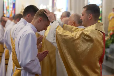 „Na swoje życie i swoje kapłaństwo trzeba popatrzeć w świetle Bożej miłości. Inaczej go nie pojmiemy ani my, ani ci, którzy będą na nas patrzeć” – mówił bp Jan Wątroba podczas Mszy św. z udzieleniem święceń prezbiteratu. 4 czerwca 2022 r. w kościele katedralnym jedenastu diakonów diecezji rzeszowskiej przyjęło sakrament kapłaństwa.
Do grona neoprezbiterów diecezji rzeszowskiej należą: ks. Sebastian Bełz z parafii w Nienadówce, ks. Krzysztof Lampart z parafii w Rudnej Wielkiej, ks. Mateusz Łachmanek z parafii w Lipinkach, ks. Karol Migut z parafii w Jasionce, ks. Marcin Murawski z parafii katedralnej w Rzeszowie, ks. Adrian Pazdan z parafii w Zagorzycach, ks. Tomasz Sienicki z parafii w Bieździedzy, ks. Dominik Świeboda z parafii w Palikówce, ks. Piotr Wąsacz z parafii bł. Władysława Findysza w Rzeszowie, ks. Mateusz Wojtuń z parafii w Święcanach oraz ks. Wiktor Zoła z parafii w Cieklinie.
Mszy św. przewodniczył i święceń udzielił bp Jan Wątroba. Eucharystię koncelebrowało około osiemdziesięciu księży, m.in: przełożeni Wyższego Seminarium Duchownego w Rzeszowie oraz proboszczowie i wikariusze z parafii rodzinnych neoprezbiterów. W Mszy św. uczestniczył abp Edward Nowak, bp Kazimierz Górny i bp Edward Białogłowski.
Zebranych w kościele katedralnym powitał ks. Krzysztof Gołąbek, proboszcz parafii.
W homilii bp Jan Wątroba nawiązał do słów z Ewangelii według św. Jana w których Chrystus tłumaczy co to znaczy być dobrym pasterzem. „Być kapłanem w Kościele Chrystusowym to znaczy mieć udział w Jego pasterskiej misji i stale upodabniać się do Dobrego Pasterza, który zna owce, karmi je, broni i jest gotów oddać życie dla ich dobra” – mówił hierarcha.
Po homilii odbył się obrzędy święceń: przyrzeczenie czci i posłuszeństwa Biskupowi Ordynariuszowi, Litania do Wszystkich Świętych podczas której kandydaci leżeli krzyżem, nałożenie rąk, modlitwa święceń oraz namaszczenie rąk krzyżmem i wręczenie chleba i wina. Podczas Liturgii Eucharystycznej nowo wyświęceni po raz pierwszy wyciągnęli dłonie nad chlebem i winem wypowiadając słowa konsekracji.
Na zakończenie Mszy św. ks. Tomasz Sienicki, podziękował w imieniu nowo wyświęconych wszystkim, którzy przyczynili się do przygotowania ich do kapłaństwa. Słowa wdzięczności, m.in. przełożonym Wyższego Seminarium Duchownego w Rzeszowie i rodzicom neoprezbiterów, wypowiedział bp Jan Wątroba. 
W drodze do zakrystii neoprezbiterzy zatrzymali się przy figurze Matki Bożej Fatimskiej zawierzając swoje kapłaństwo Matce Bożej.
W niedzielę, 5 czerwca, w Uroczystość Zesłania Ducha Świętego, neoprezbiterzy będą sprawować w swoich rodzinnych parafiach uroczyste Msze św. prymicyjne, a w najbliższych tygodniach otrzymają skierowania do parafii.

Fot. ks. Jakub Nagi oraz biala-wrona.pl
