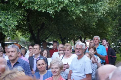 W sobotę 12 maja o godz.19.00 w ramach corocznych nabożeństw majowych przy kapliczkach osiedlowych w naszej parafii, przy ul. Cichej przy figurze Matki Bożej modlitwy poprowadził ks. Krzysztof Gołąbek - proboszcz Katedry. Kantorem był organista Wiesław Siewierski. fot. Rafał Waszczak