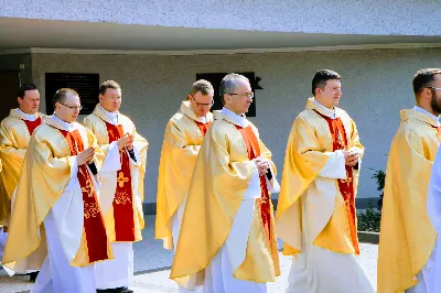 W Niedzielę Palmową młodzież diecezji rzeszowskiej modliła się z bp. Janem Wątrobą w Rzeszowie.  Rzeszowskie spotkanie rozpoczęło się o godz. 11.00 przy obelisku w centrum Parku Papieskiego. Tam odbył się konkurs na najdłuższą palmę, który prowadził ks. Krzysztof Golas, diecezjalny duszpasterz młodzieży. Najdłuższe palmy przekraczały 10 metrów wysokości.  Na placu przed katedrą odbyła się pierwsza część liturgii Niedzieli Palmowej, podczas której zebrani wysłuchali Ewangelię o wjeździe Jezusa do Jerozolimy, a bp Wątroba pobłogosławił palmy.  Już w katerze odbyła się Msza św., której przewodniczył biskup rzeszowski. Eucharystię koncelebrowało ponad dwudziestu księży, głównie duszpasterze młodzieży.  fot. Andrzej Kotowicz, Olga Cyburt