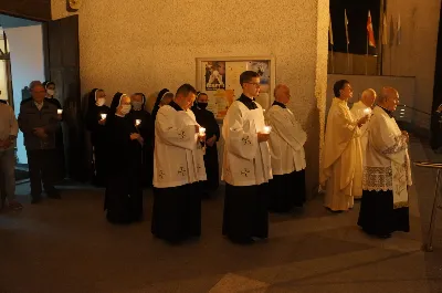 W niedzielę 13 września przeżywaliśmy uroczyste Nabożeństwo Fatimskie. Mszy Świętej przewodniczył i homilię wygłosił ks. Michał Bator - proboszcz parafii pw. Św. Michała Archanioła w Rzeszowie. O godz. 18.40 zostały przedstawione prośby i podziękowania do Matki Bożej Fatimskiej, w intencji których sprawowana była także Msza Święta. Po Mszy Świętej wyruszyła procesja różańcowa z figurą Matki Bożej. Modlitwę różańcową prowadził ks. Dominik Kiełb wraz z parafianami parafii pw. Św. Michała Archanioła w Rzeszowie. Nabożeństwo zakończył Apel Jasnogórski. fot. Rafał Waszczak 