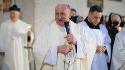 W czwartek 13 maja przeżywaliśmy uroczyste Nabożeństwo Fatimskie. Naszym modlitwom przewodniczył ks. dr Sławomir Jeziorski, prefekt i wykładowca Wyższego Seminarium Duchownego w Rzeszowie. O godz. 18.45 zostały przedstawione prośby i podziękowania do Matki Bożej Fatimskiej, w intencji których sprawowana była także Msza Święta. W koncelebrze uczestniczył ks. Piotr Tarnawski, radca Nuncjatury Apostolskiej w Moskwie, ks. Jan Młynarczyk, emerytowany proboszcz parafii Matki Bożej Królowej Polski i św. Jana Kantego w Sandomierzu i ks. Krzysztof Gołąbek, proboszcz parafii katedralnej i kustosz sanktuarium. Po Mszy Świętej wyruszyła procesja z figurą Matki Bożej. Nabożeństwo zakończył Apel Jasnogórski. fot. Małgorzata Ryndak