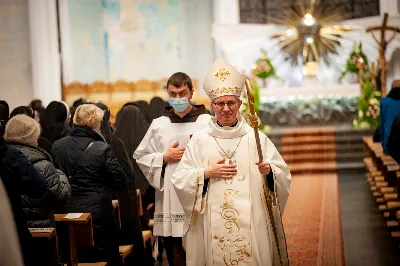 Mszy Świętej w święto Ofiarowania Pańskiego przewodniczył bp Jan Wątroba. W Eucharystii z okazji Dnia Życia Konsekrowanego uczestniczyli przedstawiciele sióstr i braci zakonnych, pustelnic, dziewic i wdów konsekrowanych oraz członków instytutów świeckich. Eucharystię koncelebrował ks. Stanisław Kamiński, wikariusz biskupi ds. zakonnych, a także 8 kapłanów. Homilię wygłosił bp Jan Wątroba. Śpiew podczas Mszy Świętej prowadziła Katedralna Schola Liturgiczna pod kierunkiem ks. Juliana Wybrańca przy akompaniamencie organowym Wiesława Siewierskiego. Fot. Paulina Lęcznar