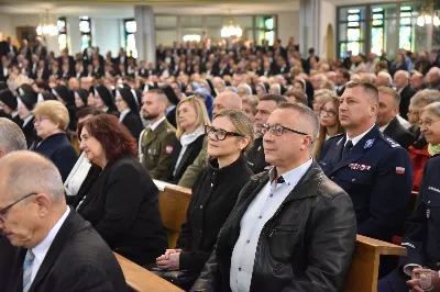 18 maja 2025 r., w katedrze rzeszowskiej celebrowano Eucharystię z okazji 25. rocznicy przyjęcia sakry biskupiej przez bp. Jana Wątrobę. Mszy św. przewodniczył Biskup Rzeszowski, zaś w koncelebrze wzięli udział: abp Józef Michalik, abp Adam Szal, bp Edward Białogłowski, bp Kazimierz Górny, bp Stanisław Jamrozek, bp Marian Rojek, bp Jan Śrutwa oraz kilkudziesięciu kapłanów. W Eucharystii uczestniczyły liczne delegacje osób życia konsekrowanego, przedstawiciele instytucji, fundacji i stowarzyszeń kościelnych. W katedrze rzeszowskiej obecni byli również parlamentarzyści sejmu i senatu, władze wojewódzkie, samorządowe, władze Rzeszowa, rektorzy wyższych uczelni, dyrektorzy instutucji regionalnych, kuratorium oświaty, a także szpitali. Homilię wygłosił bp Edward Białogłowski, biskup pomocniczy senior, który podkreślił, że świętowanie srebrnego jubileuszu Biskupa Rzeszowskiego wpisuje się w przeżywanie Roku Świętego, ale także kolejną rocznicę urodzin św. Jana Pawła II, rocznicę bitwy pod Monte Cassino, inaugurację pontyfikatu Ojca Świętego Leona XIV oraz rocznicę beatyfikacji Józef Sebastiana Pelczara. Na zakończenie liturgii Karolina i Dariusz Kosakowie z dziećmi, jako przedstawiciele diecezjan, przekazali życzenia Jubilatowi. W uroczystej liturgii wzięło udział kilkuset muzyków, chórzystów i członków orkiestr, którzy brali udział w projekcie „Podkarpacie śladami św. Jana Pawła II”. Przedsięwzięcie zostało zorganizowane przez Polski Związek Chórów i Orkiestr – Oddział w Rzeszowie. fot. ks. Jakub Oczkowicz