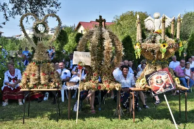 30 sierpnia 2020 r. do Parku Papieskiego w Rzeszowie na diecezjalne dożynki przyjechało 49 delegacji z dożynkowymi wieńcami.  Już o godz. 11.00 plac przed znajdującą się w Parku Papieskim sceną wypełniły delegacje z parafii diecezji rzeszowskiej. W sumie zarejestrowano 49 delegacje. Tegoroczną obsługę dożynek, w tym przygotowanie liturgii, zapewnili wierni i duszpasterze z dekanatu Sokołów Małopolski. O godz. 11.30 prof. Kazimierz Ożóg, mieszkaniec Górna, zaprezentował kilka myśli na temat chleba i godności pracy rolnika. Na scenie wystąpił zespół „Młody Duch i Przyjaciele” kierowany przez Dariusza Kosaka. Przed rozpoczęciem Mszy św. ks. Jerzy Uchman, diecezjalny duszpasterz rolników, przywitał przybyłych do Rzeszowa rolników, ogrodników, sadowników i pszczelarzy, wśród nich starostów dożynek Jerzego i Zofię Bednarzów z Kamienia, a także obecnych na Mszy św. parlamentarzystów, władze państwowe i samorządowe, służby mundurowe oraz poczty sztandarowe. Mszy św. przewodniczył bp Edward Białogłowski. W koncelebrze uczestniczył bp Kazimierz Górny oraz czternastu księży. W długiej procesji z darami do ołtarza podeszły delegacje wszystkich obecnych parafii przynosząc chleby i owoce. Dary te zostały przekazane Rzeszowskiemu Towarzystwu Pomocy im. św. Brata Alberta. Na zakończenie liturgii bp Białogłowski pobłogosławił przyniesione płody ziemi oraz ziarno na zasiew. Po błogosławieństwie poszczególne delegacje, przedstawiane przez ks. Jana Szczupaka, wikariusza biskupiego ds. społecznych, prezentowały swoje wieńce.  fot. ks. Tomasz Nowak