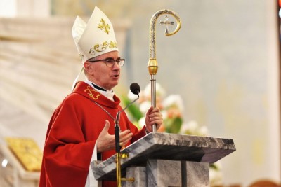 Mszą Świętą w naszej Katedrze rozpoczęły się XVI Mistrzostwa Polski Liturgicznej Służby Ołtarza w piłce nożnej o puchar „KnC”. W rozgrywkach 28 i 29 lipca 2021 r. weźmie udział 72 drużyny z 20 diecezji i 2 prowincji zakonnych. Zawody odbywają się ku pamięci śp. ks. Tomasza Blicharza.  Eucharystii przewodniczył bp Jan Wątroba. Mszę św. koncelebrowało ponad 40 księży – głównie opiekunowie drużyn sportowych z różnych diecezji. W Eucharystii uczestniczyła Stanisława Blicharz i Marcin Blicharz, mama i brat ks. Tomasz Blicharza, któremu dedykowany jest tegoroczny turniej (ks. Blicharz był przez wiele lat duszpasterzem Liturgicznej Służby Ołtarza Diecezji Rzeszowskiej, a także inicjatorem i głównym organizatorem poprzednich edycji mistrzostw LSO, które odbyły się w Rzeszowie w 2016 i 2018 r. Zmarł 17 października 2020 r. w wieku 39 lat). Po Mszy św. sportowcy z Liturgicznej Służby Ołtarza rozjechali się do czterech hal sportowych i na 8 Orlików na terenie Rzeszowa, Łąki, Trzebowniska i Tyczyna.  W zawodach uczestniczy 72 drużyny z 20 diecezji i 2 prowincji zakonnych w Polsce – jest to blisko 800 sportowców. Rywalizacja odbywa się w trzech kategoriach wiekowych: ministrant (roczniki urodzenia 2009-2013), lektor młodszy (2005-2008) i lektor starszy (2000-2004).  Diecezje rzeszowską reprezentują parafie: Gorlice (pw. Narodzenia NMP) i Rzeszów (pw. Bożego Ciała) w kategorii ministrant; Górno, Łowisko i Błażkowa w kategorii lektor młodszy oraz Zaczernie, Cmolas, Hermanowa, Rzeszów (pw. św. Mikołaja) i Tarnowiec w kategorii lektor starszy.  W poniedziałek, 28 czerwca zostaną rozegrane eliminacje. Drugi dzień zawodów również rozpocznie się Mszą św. w rzeszowskiej katedrze – Eucharystii będzie przewodniczył bp Edward Białogłowski. Ceremonię wręczenia nagród i zakończenia przewidziano na godz. 15.00 w Hali Sportowej Młodzieżowego Ośrodka Socjoterapii przy ul. Miłocińskiej w Rzeszowie.  Głównym organizatorem turnieju jest miesięcznik „KnC” – „Króluj nam Chryste”. Gospodarzami są: Diecezja Rzeszowska i Liturgiczna Służba Ołtarza Diecezji Rzeszowskiej.  Tekst i zdjęcia: ks. Tomasz Nowak 