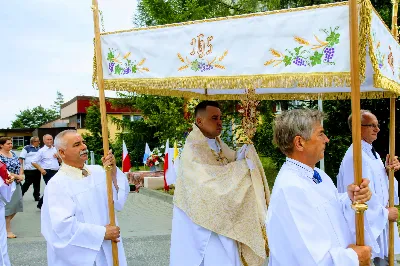 W czwartek w Uroczystość Najświętszego Ciała i Krwi Pańskiej (Boże Ciało) Msza Święta parafialna o godz. 12.00 była sprawowana na osiedlu Drabinianka na placu zieleni między ul. Graniczną i Zieloną. Dziękujemy parafianom za zaangażowanie i pomoc w przygotowaniu ołtarzy: - Ołtarz Mszy Świętej - Spółdzielnia Mieszkaniowa Metalowiec i mieszkańcy ul. Zielonej. - I ołtarz przy kapliczce Matki Bożej Fatimskiej – mieszkańcy bloku ul. Cicha 9. - II ołtarz przy Akademikach – mieszkańcy bloków ul. Cicha 3 i 7. - III ołtarz przed „Energetykiem” mieszkańcy bloku Kwiatkowskiego 5. - IV ołtarz obok bloków ul. Graniczna 4a i 4b – mieszkańcy tychże bloków.  fot. Andrzej Kotowicz