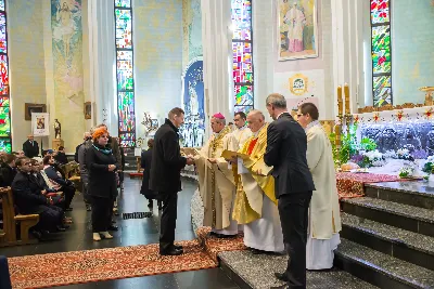 Uroczystość Chrystusa Króla to także święto Akcji Katolickiej i KSM-u. Centralnej uroczystości w Katedrze przewodniczył biskup diecezjalny Jan Wątroba. Eucharystię koncelebrowało 25 księży, wśród nich ks. Stanisław Potera – asystent diecezjalny AK i ks. Tomasz Ryczek – asystent diecezjalny KSM. Po wyznaniu wiary 88 młodych osób złożyło przyrzeczenie Katolickiego Stowarzyszenia Młodzieży. Obrzęd przyrzeczenia prowadził Paweł Grodzki – prezes KSM Diecezji Rzeszowskiej. Ceremonia zakończyła się odśpiewaniem hymnu KSM i zawołaniem: „Przez cnotę, naukę i pracę, służyć Bogu i Ojczyźnie, Gotów!”

Po Komunii św. bp Jan Wątroba, razem z ks. Stanisławem Poterą, wręczył nominacje 20 nowym prezesom oddziałów parafialnych Akcji Katolickiej. Krótkie przemówienia wypowiedzieli kolejno: Jeremi Kalkowski – prezes Zarządu Diecezjalnego Instytutu AK i Paweł Grodzki.

Po Komunii św. wszyscy zebrani uklękli przed Najświętszym Sakramentem. Biskup Ordynariusz odczytał Jubileuszowy Akt Przyjęcia Jezusa Chrystusa za Króla i Pana.

Po Mszy św. bp Jan Wątroba wręczył odznaki i legitymacje nowym członkom KSM.

fot. Fotografiarzeszow