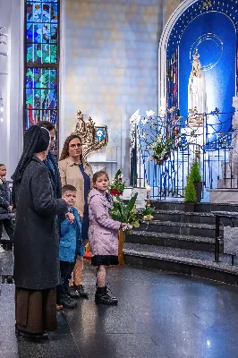 28 marca 2024 r. o godz. 18.00 w Katedrze Rzeszowskiej rozpoczęła się Msza Wieczerzy Pańskiej, której przewodniczył bp Jan Wątroba. W koncelebrze uczestniczyli głównie księża z Parafii Katedralnej i z Wyższego Seminarium Duchownego w Rzeszowie. Po Komunii św. Najświętszy Sakrament przeniesiono do kaplicy adoracji zwanej "ciemnicą" przygotowaną w dolnym kościele Katedry. Podczas liturgii śpiewał chór męski pod dyrekcją Marcelego Kyca. fot. Joanna Prasoł