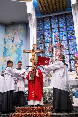 Liturgia Męki Pańskiej rozpoczęła się od procesji wejścia w zupełnej ciszy i gestu prostracji – pokornego padnięcia twarzą do ziemi głównego celebransa – Biskupa Rzeszowskiego Jana Wątroby. Drugim etapem nabożeństwa była Liturgia Słowa. Jej centrum stanowiła Męka Pańska w relacji wg św. Jana – odśpiewana przez ks. Juliana Wybrańca, kl. Dawida Piroga oraz kl. Karola Baraniewicza, z partiami tłumu wykonanymi przez Katedralny Chór Chłopięco-Męski Pueri Cantores Resovienses (tenory i basy), pod dyrekcją ks. dra Andrzeja Widaka we współpracy z Angelą Pacutą i Edytą Kotulą, dyrygentkami chóru.

W homilii bp Jan Wątroba zapraszał do odczytania na nowo sensu krzyża Jezusa i Jego Orędzia.

Trzecią częścią liturgii była adoracja krzyża. W pierwszej kolejności krzyż adorowali poprzez ucałowanie: Ksiądz Biskup, księża z Wyższego Seminarium Duchownego w Rzeszowie, księża katedralni oraz siostry zakonne. Następnie hołd krzyżowi oddali wszyscy wierni, wpatrując się w krzyż trzymany przez ks. Krzysztofa Gołąbka, proboszcza katedry.

Ostatnią częścią liturgii był obrzęd Komunii św. zakończony przeniesieniem Pana Jezusa w monstrancji do tzw. Bożego grobu. W tym roku dekoracja grobu nawiązuje do przeżywanego roku duszpasterskiego pt. „Wierzę w Kościół Chrystusowy”. Projekt autorstwa ks. Pawła Wójcika, wikariusza katedralnego, zachęca do pogłębienia relacji z Jezusem i jak wzywa napis umieszczony na grobie do „zakorzenienia w Kościele Chrystusa”.
fot. Joanna Prasoł 