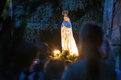 W niedzielę 13 sierpnia przeżywaliśmy kolejne w tym roku Nabożeństwo Fatimskie. O godz. 18.40 zostały przedstawione prośby i podziękowania do Matki Bożej Fatimskiej, w intencji których sprawowana była także Msza Święta. Eucharystii przewodniczył ks. Piotr Fortuna (proboszcz parafii Rzeszów-Matysówka), homilię zaś wygłosił ks. Jan Pyziak (proboszcz parafii Rzeszów-Matysówka w latach 1985-2018). Po Mszy Świętej wyruszyła procesja z figurą Matki Bożej, podczas której modlitwę różańcową prowadzili przedstawiciele parafii Rzeszów-Zalesie wraz ze swoim duszpasterzem ks. Łukaszem Jaskiem. Modlitwę ubogaciła obecność Orkiestry Dętej pod dyrekcją Tadeusza Cielaka. Nabożeństwo zakończył Apel Jasnogórski. fot. Joanna Prasoł