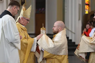 „Eucharystia powinna nas prowadzić do odkrycia kapłańskiej misji Ludu Bożego, kapłańskiej misji każdego z nas” – powiedział Biskup Rzeszowski podczas Mszy Wieczerzy Pańskiej, której przewodniczył w katedrze rzeszowskiej w Wielki Czwartek, 2 kwietnia 2026 r.
Podczas uroczystej liturgii Wielkiego Czwartku w katedrze rzeszowskiej, której przewodniczył bp Jan Wątroba, wierni zostali zaproszeni do refleksji nad tajemnicą Eucharystii, kapłaństwa oraz powołania całego Ludu Bożego do udziału w misji Chrystusa. Na zakończenie homilii biskup zachęcił do szczególnej modlitwy za kapłanów, zwłaszcza tych przeżywających trudności i kryzysy. „Panie Jezu, dobry pasterzu i towarzyszu wędrówki, dziś powierzamy Ci wszystkich kapłanów, ale zwłaszcza tych, którzy przechodzą chwilę kryzysu” – powiedział Biskup Rzeszowski. Wezwał także wspólnotę wiernych do troski o kapłanów poprzez modlitwę, życzliwość i wsparcie.
Wielkoczwartkowa liturgia w katedrze rzeszowskiej stała się nie tylko dziękczynieniem za dar Eucharystii i kapłaństwa, ale także wezwaniem do odnowienia świadomości odpowiedzialności każdego wiernego za życie Kościoła i świadectwo wiary w świecie. fot. ks. Jakub Oczkowicz