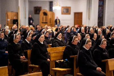 „Nasza wdzięczność jest szczególna wobec osób konsekrowanych za ich czytelne świadectwo wiary i za to, że żyjąc wiarą na co dzień ukazują chrystusowy styl życia” – mówił biskup Jan Wątroba podczas Mszy św. w katedrze rzeszowskiej w święto Ofiarowania Pańskiego. W Eucharystii, z okazji swojego święta patronalnego, uczestniczyły osoby konsekrowane posługujące w diecezji rzeszowskiej.
Mszy św. w katedrze rzeszowskiej przewodniczył bp Jan Wątroba, który modlił się w intencji osób konsekrowanych, przeżywających w święto Ofiarowania Pańskiego (02.02.) swoje święto patronalne. Eucharystię koncelebrował ks. Stanisław Kamiński, wikariusz biskupi ds. zakonnych, a także 9 kapłanów.
Na początku Mszy św. ks. Stanisław Kamiński powitał zebranych i wprowadził w przeżywaną liturgię. Następnie odbył się obrzęd błogosławieństwa świec i procesja z dolnego kościoła do głównej części katedry rzeszowskiej
Homilię wygłosił bp Jan Wątroba, który w pierwszej części, odnosząc się do przeżywanego święta, nawiązał do postawy Matki Najświętszej i św. Józefa. „Maryja uczy nas, że wierność Bogu oznacza wypełnianie prawa Bożego. Ona wypełniła wszystko bez wyjątku. Choć sama nie potrzebowała oczyszczenia, pozostała jednak posłuszna prawu. Skromna, prosta, uboga kobieta, poddana Bogu. W postawie Maryi i Józefa można dostrzec piękną lekcję dla rodziców i wychowawców. Rodzice powinni przedstawiać, czyli zawierzać swoje dzieci Panu Bogu. To jest gest wdzięczności wobec Stwórcy, a także znak wielkiej pokory wobec niełatwej misji rodzicielskiej i wychowawczej. Pełny rozwój człowieka dokonuje się dzięki Bożej łasce, a rodzice powinni się czuć narzędziem Bożej łaski, dlatego powinni często błogosławić swoje dzieci, modlić się za nie i z nimi oraz wciąż na nowo zawierzać je Panu Bogu” – mówił bp Wątroba.
Biskup Rzeszowski odnosząc się do obchodzonego Dnia życia konsekrowanego powiedział: „Trzy elementy wspólnoty: słowo, wierność i otwarcie na Ducha Świętego stanowią istotę życia każdej osoby konsekrowanej. Rozważać słowo Boże, trwać wiernie na modlitwie i być otwartym na to, co Duch Święty chce nam powiedzieć, to wypełnić powołanie do życia konsekrowanego, a jednocześnie wyznać wiarę w Kościół Chrystusowy. Nasza wdzięczność jest szczególna wobec osób konsekrowanych za ich czytelne świadectwo wiary i za to, że żyjąc wiarą na co dzień ukazują chrystusowy styl życia. Towarzyszą nam przez swoją pełną zatroskania miłosierną obecność, ale także przez milczącą obecność przepełnioną modlitwą w intencjach Kościoła, świata, a także poszczególnych osób i wspólnot”.
Po homilii osoby konsekrowane zgromadzone w katedrze odnowiły swoje przyrzeczenia.
Na zakończenie liturgii s. Agata Jakieła CSFN, referentka diecezjalna ds. życia konsekrowanego, podziękowała bp. Janowi Wątrobie za przewodniczenie liturgii i modlitwę w intencji osób życia konsekrowanego.
W Eucharystii w rzeszowskiej katedrze uczestniczyło prawie 100 osób życia konsekrowanego, a pośród nich ojcowie i bracia zakonni, siostry zakonne, wdowy i dziewice konsekrowane oraz członkowie instytutów świeckich. Śpiewy podczas liturgii wykonała Katedralna Schola Liturgiczna pod dyrekcją ks. Juliana Wybrańca, a przy organach zasiadł katedralny organista – Wiesław Siewierski. 

fot. Jola Warchoł