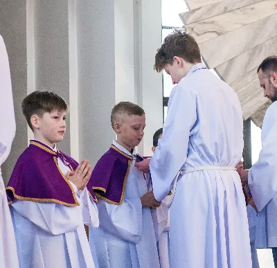 W V Niedzielę Wielkiego Postu, podczas Mszy Świętej o godz. 12:00, ks. Krzysztof Gołąbek – proboszcz naszej Katedry, przyjął do grona Liturgicznej Służby Ołtarza siedmiu nowych ministrantów. Po odpowiednim przygotowaniu, pod czujnym okiem ks. Pawła Wójcika oraz animatorów Adama i Miłosza, chłopcy otrzymali stopień ministranta choralisty – po raz pierwszy założyli kołnierzyki i otrzymali legitymacje ministranckie. To wyjątkowy moment i ogromna radość dla naszej wspólnoty! Podczas Mszy Świętej zaśpiewała Dziewczęca Schola Katedralna. Serdecznie gratulujemy chłopcom odwagi oraz życzymy wytrwałości w tej pięknej służbie przy Ołtarzu Pana Jezusa. Jeśli chcesz dołączyć do grona ministrantów – serdecznie zapraszamy! Zainteresowanych prosimy o kontakt z ks. Pawłem Wójcikiem.
fot. Antoni Ważny