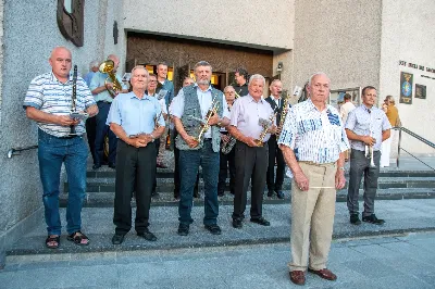 W niedzielę 13 sierpnia przeżywaliśmy kolejne w tym roku Nabożeństwo Fatimskie. O godz. 18.40 zostały przedstawione prośby i podziękowania do Matki Bożej Fatimskiej, w intencji których sprawowana była także Msza Święta. Eucharystii przewodniczył ks. Piotr Fortuna (proboszcz parafii Rzeszów-Matysówka), homilię zaś wygłosił ks. Jan Pyziak (proboszcz parafii Rzeszów-Matysówka w latach 1985-2018). Po Mszy Świętej wyruszyła procesja z figurą Matki Bożej, podczas której modlitwę różańcową prowadzili przedstawiciele parafii Rzeszów-Zalesie wraz ze swoim duszpasterzem ks. Łukaszem Jaskiem. Modlitwę ubogaciła obecność Orkiestry Dętej pod dyrekcją Tadeusza Cielaka. Nabożeństwo zakończył Apel Jasnogórski. fot. Joanna Prasoł