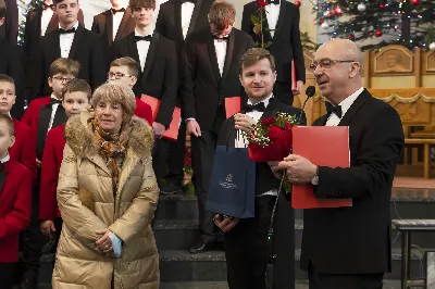 W Wielki Czwartek, 18 kwietnia 2019 r., w rzeszowskiej katedrze odbyła się Msza Krzyżma, w której uczestniczyło 243 kapłanów. Mszy św. przewodniczył bp Jan Wątroba. W koncelebrze uczestniczyli m.in.: bp Kazimierz Górny, bp Edward Białogłowski oraz infułaci: ks. Stanisław Mac i ks. Wiesław Szurek. Podczas Eucharystii bardzo licznie była reprezentowana Liturgiczna Służba Ołtarza: lektorzy, ministranci, dziewczęca służba maryjna i schole.  Po Komunii św. bp Jan Wątroba poświęcił olej krzyżma, który jest używany m.in. podczas udzielania sakramentu chrztu, bierzmowania i święceń kapłańskich. Wcześniej biskup pobłogosławił olej chorych i olej katechumenów.  Przed błogosławieństwem ks. Zbigniew Irzyk, dziekan dekanatu Jasło-Wschód, proboszcz parafii farnej w Jaśle, w imieniu wszystkich kapłanów złożył biskupom świąteczne życzenia. Biskupom złożyli życzenia również przedstawiciele Liturgicznej Służby Ołtarza.  Już po Mszy św. dziekani lub ich przedstawiciele odebrali poświęcone oleje.  fot. ks. Tomasz Nowak 