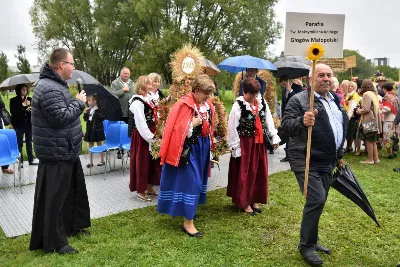 W niedzielę 29 sierpnia 2021 r. w Parku Papieskim w Rzeszowie odbyły się Dożynki Diecezjalne. Mimo deszczowej pogody do Parku Papieskiego przyjechało 57 delegacji z parafii diecezji rzeszowskiej z 65 wieńcami. Tegoroczną obsługę dożynek, w tym przygotowanie liturgii, zapewnili wierni i duszpasterze z dekanatu Rzeszów Wschód. Przed Mszą św. członkowie Stowarzyszenia Przyjaciół Ziemi Słocińskiej zaprezentowali program słowno-muzyczny. Podczas Mszy św. wystąpił chór z parafii św. Rocha w Rzeszowie pod dyrekcją Krzysztofa Husa oraz Gminna Orkiestra Dęta z Krasnego. Przed rozpoczęciem Mszy św. ks. Jerzy Uchman, diecezjalny duszpasterz rolników, przywitał przybyłych do Rzeszowa rolników, ogrodników, sadowników i pszczelarzy, wśród nich starostów dożynek: Marka Leśniewskiego i Teresę Kilar z parafii św. Rocha w Rzeszowie. Mszy św. przewodniczył bp Jan Wątroba. W koncelebrze uczestniczył bp Kazimierz Górny, ks. Wiesław Szurek oraz blisko dwudziestu księży. W długiej procesji z darami do ołtarza podeszły delegacje wszystkich obecnych parafii przynosząc chleby, wino, miód i owoce. Na zakończenie liturgii Biskup Rzeszowski pobłogosławił przyniesione płody ziemi. Po błogosławieństwie poszczególne delegacje, przedstawiane przez ks. Rafała Flaka, dyrektora Wydziału Duszpasterskiego Kurii Diecezjalnej w Rzeszowie, zaprezentowały swoje wieńce.  Fot. ks. Tomasz Nowak