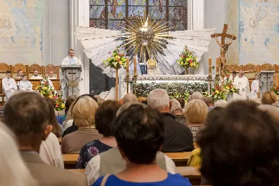 W poniedziałek 13 czerwca miało miejsce kolejne w tym roku uroczyste Nabożeństwo Fatimskie. O godz. 18.40 zostały przedstawione prośby i podziękowania do Matki Bożej Fatimskiej, w intencji których sprawowana była także Msza Święta o godz. 19.00. Eucharystii przewodniczył i homilię wygłosił ks. Tadeusz Pindara. Po Mszy Świętej ks. Tomasz Bać wraz z parafianami parafii Bożego Miłosierdzia przewodniczyli modlitwie różańcowej przy figurze Matki Bożej Fatimskiej. Nabożeństwo zakończył Apel Jasnogórski. Dziękujemy parafii pw. Matki Bożej Częstochowskiej w Rzeszowie (Drabinianka) za przygotowanie liturgii oraz parafii pw. Miłosierdzia Bożego (Biała) za prowadzenie modlitwy różańcowej. fot. Joanna Prasoł