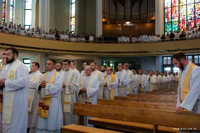 W Wielki Czwartek o godz. 10.00 w naszej Katedrze bp Jan Wątroba przewodniczył Mszy Krzyżma. Jest ona wyrazem jedności i wspólnoty duchowieństwa diecezji. Podczas tej Mszy Świętej biskup poświęcił olej chorych, katechumenów oraz olej krzyżma. Księża koncelebrujący z biskupem Eucharystię odnowili przyrzeczenia kapłańskie. W koncelebrze wzięli udział bp Kazimierz Górny, bp Edward Białogłowski oraz ponad 200 kapłanów z całej diecezji. W Eucharystii wzięli również udział licznie zebrani ministranci, lektorzy, animatorzy, ceremoniarze, członkowie scholi parafialnych i dziewczęcej służby maryjnej. Podczas Mszy Świętej zaśpiewał chór męski pod dyrekcją ks. Andrzeja Widaka. Przy organach zasiadł ks. Julian Wybraniec. fot. Piotr Szorc