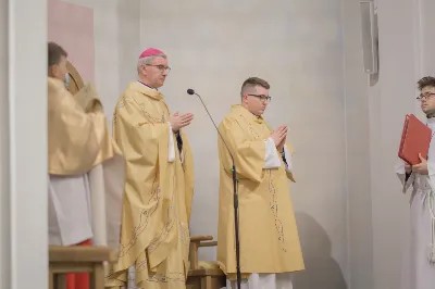 W kościele katedralnym w Rzeszowie bp Jan Wątroba przewodniczył Mszy św., która zainaugurowała fazę diecezjalną ogólnokościelnego synodu biskupów, który przebiega pod hasłem “W stronę Kościoła synodalnego. Komunia. Uczestnictwo. Misja”. W Eucharystii uczestniczył również bp Kazimierz Górny, kapłani odpowiedzialni za poszczególne duszpasterstwa w diecezji, siostry zakonne i świeccy.  Przed rozpoczęciem Eucharystii, ks. dr Rafał Flak, który jest dyrektorem wydziału duszpasterskiego, a także diecezjalnym koordynatorem synodu, wyjaśnił wiernym zebranym w katedrze czym jest rozpoczęty synod i jaka jest jego problematyka oraz jakie są oczekiwania Ojca Świętego, który zainicjował to wydarzenie.  “Synod jest synodem o tym, jaki teraz jest Kościół, jak bardzo jest prawdziwą wspólnotą i co możemy zrobić, żeby bardziej spełniał swoją misję. Synod ma tworzyć przestrzeń do wspólnej modlitwy i rozmowy oraz skłonić do zastanowienia się, jak wygląda nasze “podążanie razem”, bo to jest znaczenie terminu “synod”. Co jest w nim wyjątkowe? Że nie jest synodem wyłącznie biskupów, ale wszystkich wiernych” – podkreślał ks. Flak .  Powołując się na “Vademecum synodu o synodalności”, ks. Rafał Flak mówił, że na etapie diecezjalnym synodu konieczne jest doprowadzenie do spotkania na linii duchowni-świeccy, by nawzajem wypowiedzieć konstruktywne uwagi o Kościele dzisiaj. “Vademecum mówi także o tym, opisując dziewięć pułapek, w które można wpaść, organizując synodalne rozmowy. To na przykład słuchanie tylko tych, którzy już są zaangażowani w działalność Kościoła, skupianie się na sobie i na naglących troskach, dostrzeganie tylko “problemów” albo patrzenie na synodalność jak na “korporacyjne ćwiczenie strategiczne”, nie jak na proces duchowy, któremu przewodzi Duch Święty”.  W homilii bp Jan Wątroba powiedział, że synod jest “pójściem wspólną drogą”, na której znajdują się wierni tworzący Kościół i Chrystus będący centrum Kościoła. “Synod towarzyszy Kościołowi od samego początku istnienia, dlatego nie jest czymś nowym. To w taki wspólnotowy sposób, poprzez słuchanie Ducha Świętego, Kościół przez wieki był konfrontowany z różnymi wydarzeniami, zagrożeniami i wyzwaniami i w ten sposób je podejmował, rozwiązywał i podejmował ważne decyzje oraz dokonywał wyboru. Zawsze działo się to i dzieje dzisiaj przy wzywaniu Ducha Świętego i słuchaniu Go” – mówił bp Wątroba.  Biskup Rzeszowski podkreślał również, że Ojciec Święty Franciszek zaprosił cały Kościół, cały lud Boży, czyli wszystkich ochrzczonych niezależnie w jakim żyją stanie, środowisku, bez względu na to jaki jest poziom ich życia moralnego, jakie jest ich aktualne zaangażowanie w życie Kościoła. Wszyscy na mocy chrztu świętego są odpowiedzialni za Kościół, za jego kształt, misję, owocność jego działania oraz za to, na ile Kościół jest tym i taki jakim go chciał mieć Jezus. Wszyscy zatem jesteśmy odpowiedzialni za to, na ile nasz Kościół jest “jakby sakramentem zbawienia”, czyli “widzialnym znakiem, niewidzialnej łaski”. Więc każdy jest zaproszony do udziału w synodzie, którego kluczem oprócz słowa “droga”, jest “spotkanie”, “słuchanie”, “rozeznawanie” – wyjaśniał bp Wątroba.  Na zakończenie homilii bp Jan Wątroba zaprosił wszystkich obecnych w katedrze, a także słuchaczy Katolickiego Radia VIA do włączenia się w modlitwę za synod i o dobre jego owoce.   fot. Małgorzata Ryndak