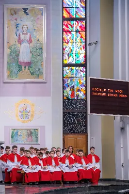 Liturgia Męki Pańskiej rozpoczęła się od procesji wejścia w zupełnej ciszy i gestu prostracji – pokornego padnięcia twarzą do ziemi głównego celebransa – Biskupa Rzeszowskiego Jana Wątroby. Drugim etapem nabożeństwa była Liturgia Słowa. Jej centrum stanowiła Męka Pańska w relacji wg św. Jana – odśpiewana przez ks. Juliana Wybrańca, kl. Dawida Piroga oraz kl. Karola Baraniewicza, z partiami tłumu wykonanymi przez Katedralny Chór Chłopięco-Męski Pueri Cantores Resovienses (tenory i basy), pod dyrekcją ks. dra Andrzeja Widaka we współpracy z Angelą Pacutą i Edytą Kotulą, dyrygentkami chóru.

W homilii bp Jan Wątroba zapraszał do odczytania na nowo sensu krzyża Jezusa i Jego Orędzia.

Trzecią częścią liturgii była adoracja krzyża. W pierwszej kolejności krzyż adorowali poprzez ucałowanie: Ksiądz Biskup, księża z Wyższego Seminarium Duchownego w Rzeszowie, księża katedralni oraz siostry zakonne. Następnie hołd krzyżowi oddali wszyscy wierni, wpatrując się w krzyż trzymany przez ks. Krzysztofa Gołąbka, proboszcza katedry.

Ostatnią częścią liturgii był obrzęd Komunii św. zakończony przeniesieniem Pana Jezusa w monstrancji do tzw. Bożego grobu. W tym roku dekoracja grobu nawiązuje do przeżywanego roku duszpasterskiego pt. „Wierzę w Kościół Chrystusowy”. Projekt autorstwa ks. Pawła Wójcika, wikariusza katedralnego, zachęca do pogłębienia relacji z Jezusem i jak wzywa napis umieszczony na grobie do „zakorzenienia w Kościele Chrystusa”.
fot. Joanna Prasoł 