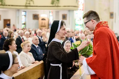 W Niedzielę Palmową młodzież diecezji rzeszowskiej modliła się z bp. Janem Wątrobą w Rzeszowie.  Rzeszowskie spotkanie rozpoczęło się o godz. 11.00 przy obelisku w centrum Parku Papieskiego. Tam odbył się konkurs na najdłuższą palmę, który prowadził ks. Krzysztof Golas, diecezjalny duszpasterz młodzieży. Najdłuższe palmy przekraczały 10 metrów wysokości.  Na placu przed katedrą odbyła się pierwsza część liturgii Niedzieli Palmowej, podczas której zebrani wysłuchali Ewangelię o wjeździe Jezusa do Jerozolimy, a bp Wątroba pobłogosławił palmy.  Już w katerze odbyła się Msza św., której przewodniczył biskup rzeszowski. Eucharystię koncelebrowało ponad dwudziestu księży, głównie duszpasterze młodzieży.  fot. Andrzej Kotowicz, Olga Cyburt