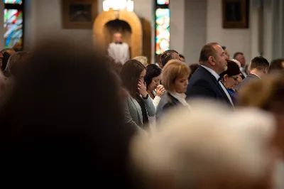 „Na swoje życie i swoje kapłaństwo trzeba popatrzeć w świetle Bożej miłości. Inaczej go nie pojmiemy ani my, ani ci, którzy będą na nas patrzeć” – mówił bp Jan Wątroba podczas Mszy św. z udzieleniem święceń prezbiteratu. 4 czerwca 2022 r. w kościele katedralnym jedenastu diakonów diecezji rzeszowskiej przyjęło sakrament kapłaństwa.
Do grona neoprezbiterów diecezji rzeszowskiej należą: ks. Sebastian Bełz z parafii w Nienadówce, ks. Krzysztof Lampart z parafii w Rudnej Wielkiej, ks. Mateusz Łachmanek z parafii w Lipinkach, ks. Karol Migut z parafii w Jasionce, ks. Marcin Murawski z parafii katedralnej w Rzeszowie, ks. Adrian Pazdan z parafii w Zagorzycach, ks. Tomasz Sienicki z parafii w Bieździedzy, ks. Dominik Świeboda z parafii w Palikówce, ks. Piotr Wąsacz z parafii bł. Władysława Findysza w Rzeszowie, ks. Mateusz Wojtuń z parafii w Święcanach oraz ks. Wiktor Zoła z parafii w Cieklinie.
Mszy św. przewodniczył i święceń udzielił bp Jan Wątroba. Eucharystię koncelebrowało około osiemdziesięciu księży, m.in: przełożeni Wyższego Seminarium Duchownego w Rzeszowie oraz proboszczowie i wikariusze z parafii rodzinnych neoprezbiterów. W Mszy św. uczestniczył abp Edward Nowak, bp Kazimierz Górny i bp Edward Białogłowski.
Zebranych w kościele katedralnym powitał ks. Krzysztof Gołąbek, proboszcz parafii.
W homilii bp Jan Wątroba nawiązał do słów z Ewangelii według św. Jana w których Chrystus tłumaczy co to znaczy być dobrym pasterzem. „Być kapłanem w Kościele Chrystusowym to znaczy mieć udział w Jego pasterskiej misji i stale upodabniać się do Dobrego Pasterza, który zna owce, karmi je, broni i jest gotów oddać życie dla ich dobra” – mówił hierarcha.
Po homilii odbył się obrzędy święceń: przyrzeczenie czci i posłuszeństwa Biskupowi Ordynariuszowi, Litania do Wszystkich Świętych podczas której kandydaci leżeli krzyżem, nałożenie rąk, modlitwa święceń oraz namaszczenie rąk krzyżmem i wręczenie chleba i wina. Podczas Liturgii Eucharystycznej nowo wyświęceni po raz pierwszy wyciągnęli dłonie nad chlebem i winem wypowiadając słowa konsekracji.
Na zakończenie Mszy św. ks. Tomasz Sienicki, podziękował w imieniu nowo wyświęconych wszystkim, którzy przyczynili się do przygotowania ich do kapłaństwa. Słowa wdzięczności, m.in. przełożonym Wyższego Seminarium Duchownego w Rzeszowie i rodzicom neoprezbiterów, wypowiedział bp Jan Wątroba. 
W drodze do zakrystii neoprezbiterzy zatrzymali się przy figurze Matki Bożej Fatimskiej zawierzając swoje kapłaństwo Matce Bożej.
W niedzielę, 5 czerwca, w Uroczystość Zesłania Ducha Świętego, neoprezbiterzy będą sprawować w swoich rodzinnych parafiach uroczyste Msze św. prymicyjne, a w najbliższych tygodniach otrzymają skierowania do parafii.

Fot. ks. Jakub Nagi oraz biala-wrona.pl
