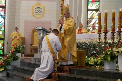 „Na swoje życie i swoje kapłaństwo trzeba popatrzeć w świetle Bożej miłości. Inaczej go nie pojmiemy ani my, ani ci, którzy będą na nas patrzeć” – mówił bp Jan Wątroba podczas Mszy św. z udzieleniem święceń prezbiteratu. 4 czerwca 2022 r. w kościele katedralnym jedenastu diakonów diecezji rzeszowskiej przyjęło sakrament kapłaństwa.
Do grona neoprezbiterów diecezji rzeszowskiej należą: ks. Sebastian Bełz z parafii w Nienadówce, ks. Krzysztof Lampart z parafii w Rudnej Wielkiej, ks. Mateusz Łachmanek z parafii w Lipinkach, ks. Karol Migut z parafii w Jasionce, ks. Marcin Murawski z parafii katedralnej w Rzeszowie, ks. Adrian Pazdan z parafii w Zagorzycach, ks. Tomasz Sienicki z parafii w Bieździedzy, ks. Dominik Świeboda z parafii w Palikówce, ks. Piotr Wąsacz z parafii bł. Władysława Findysza w Rzeszowie, ks. Mateusz Wojtuń z parafii w Święcanach oraz ks. Wiktor Zoła z parafii w Cieklinie.
Mszy św. przewodniczył i święceń udzielił bp Jan Wątroba. Eucharystię koncelebrowało około osiemdziesięciu księży, m.in: przełożeni Wyższego Seminarium Duchownego w Rzeszowie oraz proboszczowie i wikariusze z parafii rodzinnych neoprezbiterów. W Mszy św. uczestniczył abp Edward Nowak, bp Kazimierz Górny i bp Edward Białogłowski.
Zebranych w kościele katedralnym powitał ks. Krzysztof Gołąbek, proboszcz parafii.
W homilii bp Jan Wątroba nawiązał do słów z Ewangelii według św. Jana w których Chrystus tłumaczy co to znaczy być dobrym pasterzem. „Być kapłanem w Kościele Chrystusowym to znaczy mieć udział w Jego pasterskiej misji i stale upodabniać się do Dobrego Pasterza, który zna owce, karmi je, broni i jest gotów oddać życie dla ich dobra” – mówił hierarcha.
Po homilii odbył się obrzędy święceń: przyrzeczenie czci i posłuszeństwa Biskupowi Ordynariuszowi, Litania do Wszystkich Świętych podczas której kandydaci leżeli krzyżem, nałożenie rąk, modlitwa święceń oraz namaszczenie rąk krzyżmem i wręczenie chleba i wina. Podczas Liturgii Eucharystycznej nowo wyświęceni po raz pierwszy wyciągnęli dłonie nad chlebem i winem wypowiadając słowa konsekracji.
Na zakończenie Mszy św. ks. Tomasz Sienicki, podziękował w imieniu nowo wyświęconych wszystkim, którzy przyczynili się do przygotowania ich do kapłaństwa. Słowa wdzięczności, m.in. przełożonym Wyższego Seminarium Duchownego w Rzeszowie i rodzicom neoprezbiterów, wypowiedział bp Jan Wątroba. 
W drodze do zakrystii neoprezbiterzy zatrzymali się przy figurze Matki Bożej Fatimskiej zawierzając swoje kapłaństwo Matce Bożej.
W niedzielę, 5 czerwca, w Uroczystość Zesłania Ducha Świętego, neoprezbiterzy będą sprawować w swoich rodzinnych parafiach uroczyste Msze św. prymicyjne, a w najbliższych tygodniach otrzymają skierowania do parafii.

Fot. ks. Jakub Nagi oraz biala-wrona.pl
