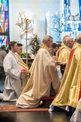 Uroczystość Chrystusa Króla to także święto Akcji Katolickiej i KSM-u. Centralnej uroczystości w Katedrze przewodniczył biskup diecezjalny Jan Wątroba. Eucharystię koncelebrowało 25 księży, wśród nich ks. Stanisław Potera – asystent diecezjalny AK i ks. Tomasz Ryczek – asystent diecezjalny KSM. Po wyznaniu wiary 88 młodych osób złożyło przyrzeczenie Katolickiego Stowarzyszenia Młodzieży. Obrzęd przyrzeczenia prowadził Paweł Grodzki – prezes KSM Diecezji Rzeszowskiej. Ceremonia zakończyła się odśpiewaniem hymnu KSM i zawołaniem: „Przez cnotę, naukę i pracę, służyć Bogu i Ojczyźnie, Gotów!”

Po Komunii św. bp Jan Wątroba, razem z ks. Stanisławem Poterą, wręczył nominacje 20 nowym prezesom oddziałów parafialnych Akcji Katolickiej. Krótkie przemówienia wypowiedzieli kolejno: Jeremi Kalkowski – prezes Zarządu Diecezjalnego Instytutu AK i Paweł Grodzki.

Po Komunii św. wszyscy zebrani uklękli przed Najświętszym Sakramentem. Biskup Ordynariusz odczytał Jubileuszowy Akt Przyjęcia Jezusa Chrystusa za Króla i Pana.

Po Mszy św. bp Jan Wątroba wręczył odznaki i legitymacje nowym członkom KSM.

fot. Fotografiarzeszow